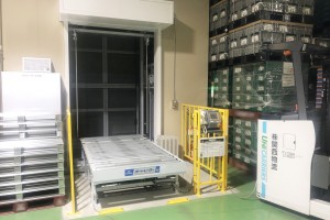 垂直搬送機の運用により1階と2階に振分けて保管 垂直搬送機の運用により1階と2階に振分けて保管
